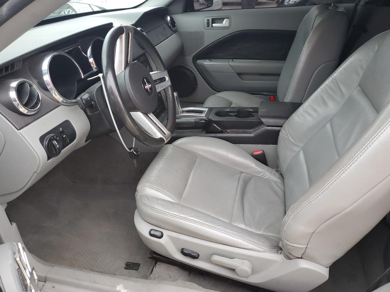 Ford Mustang Image 6