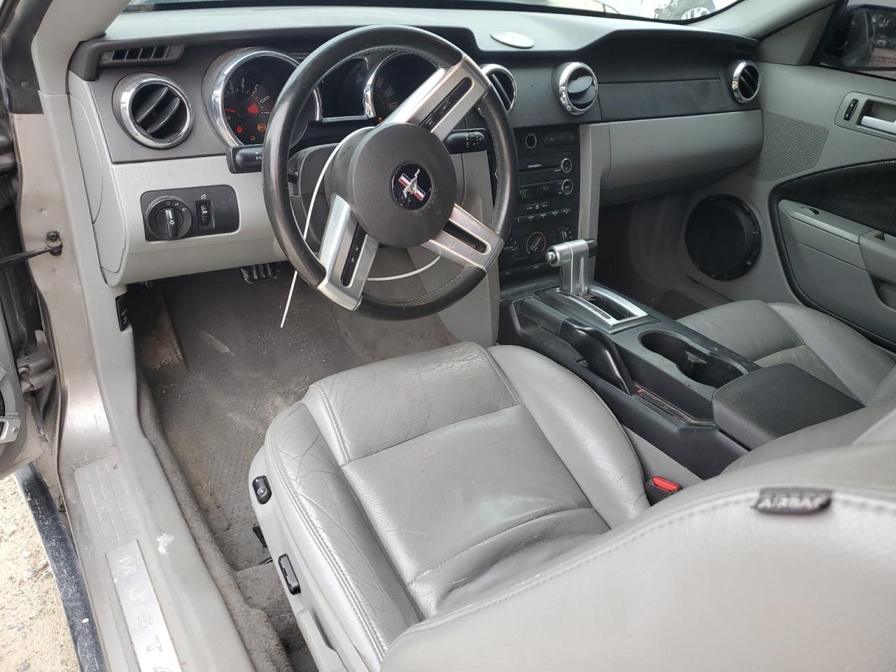 Ford Mustang Image 2