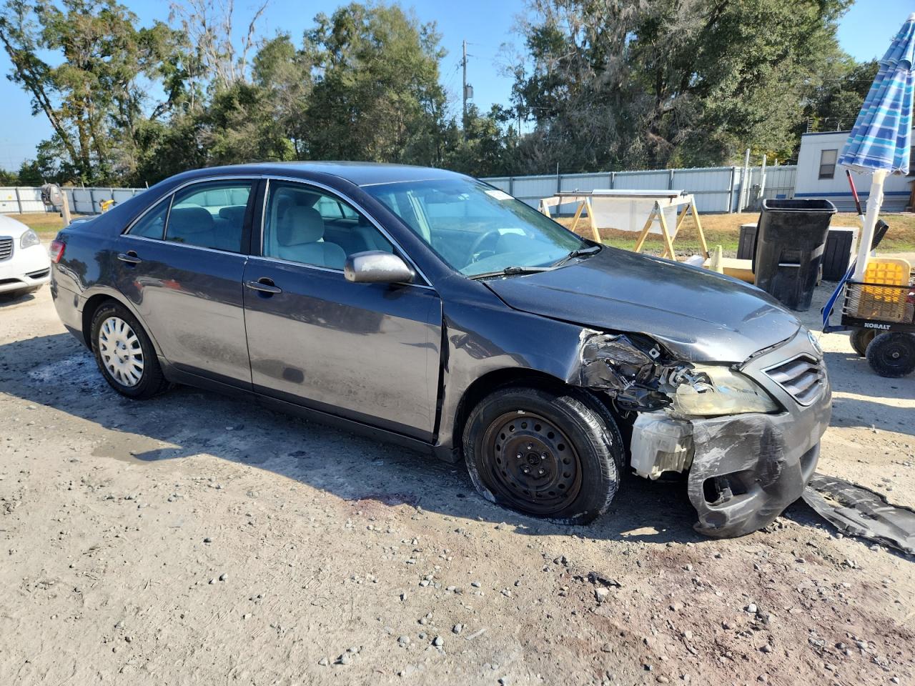 Toyota Camry Base Image 3