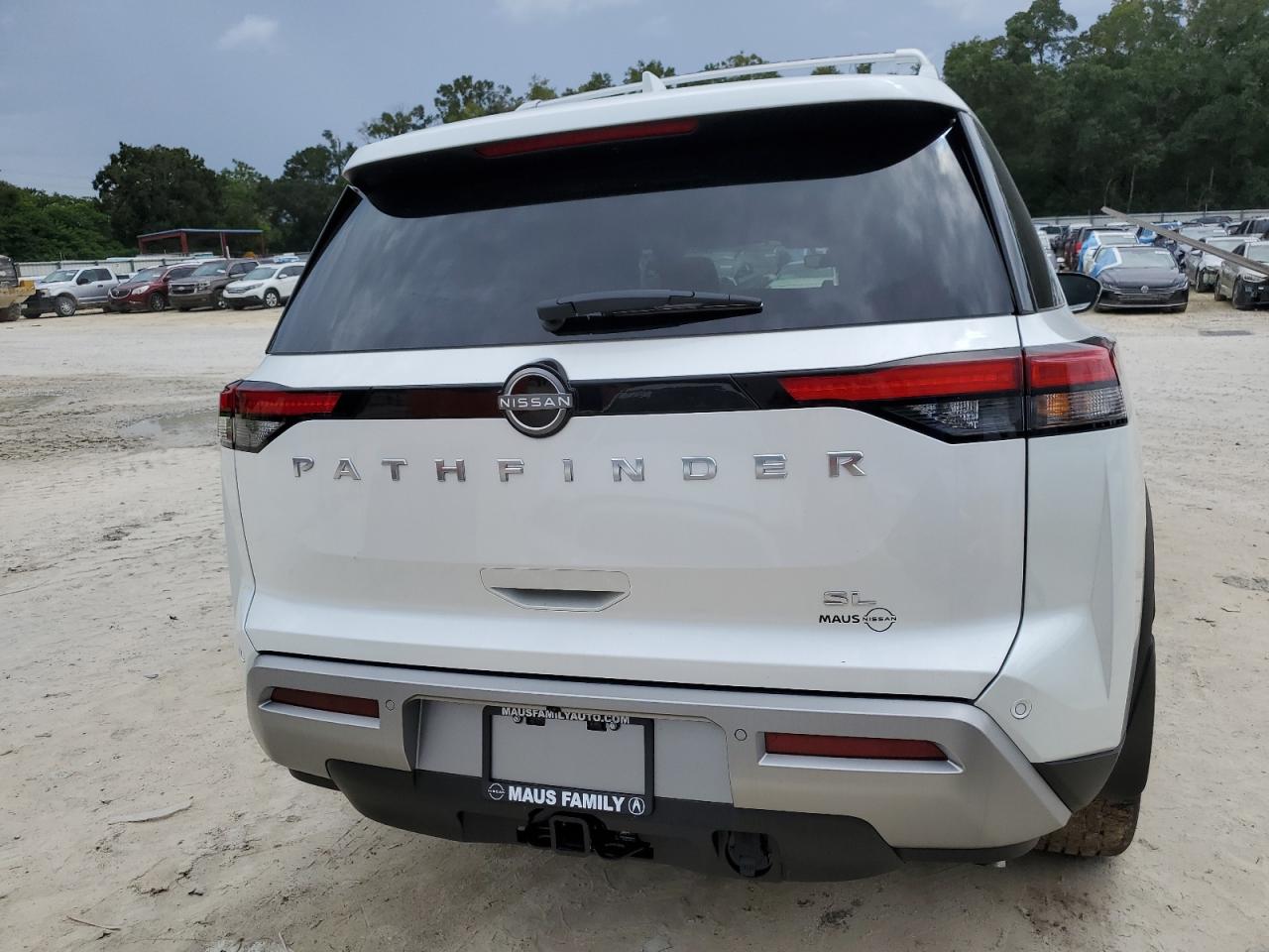 Nissan Pathfinder Sl Image 2