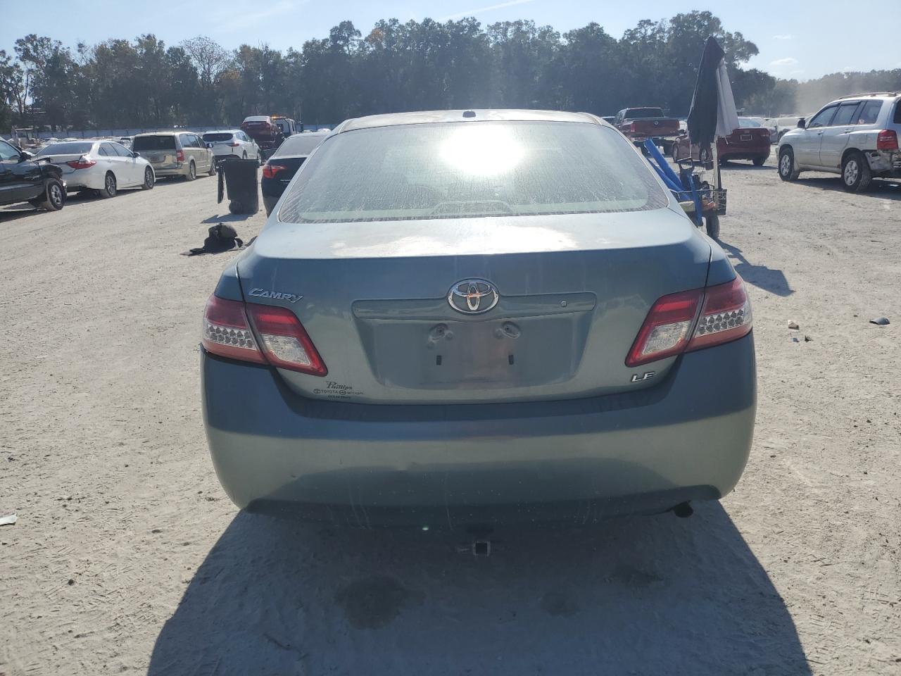 Toyota Camry Base Image 4