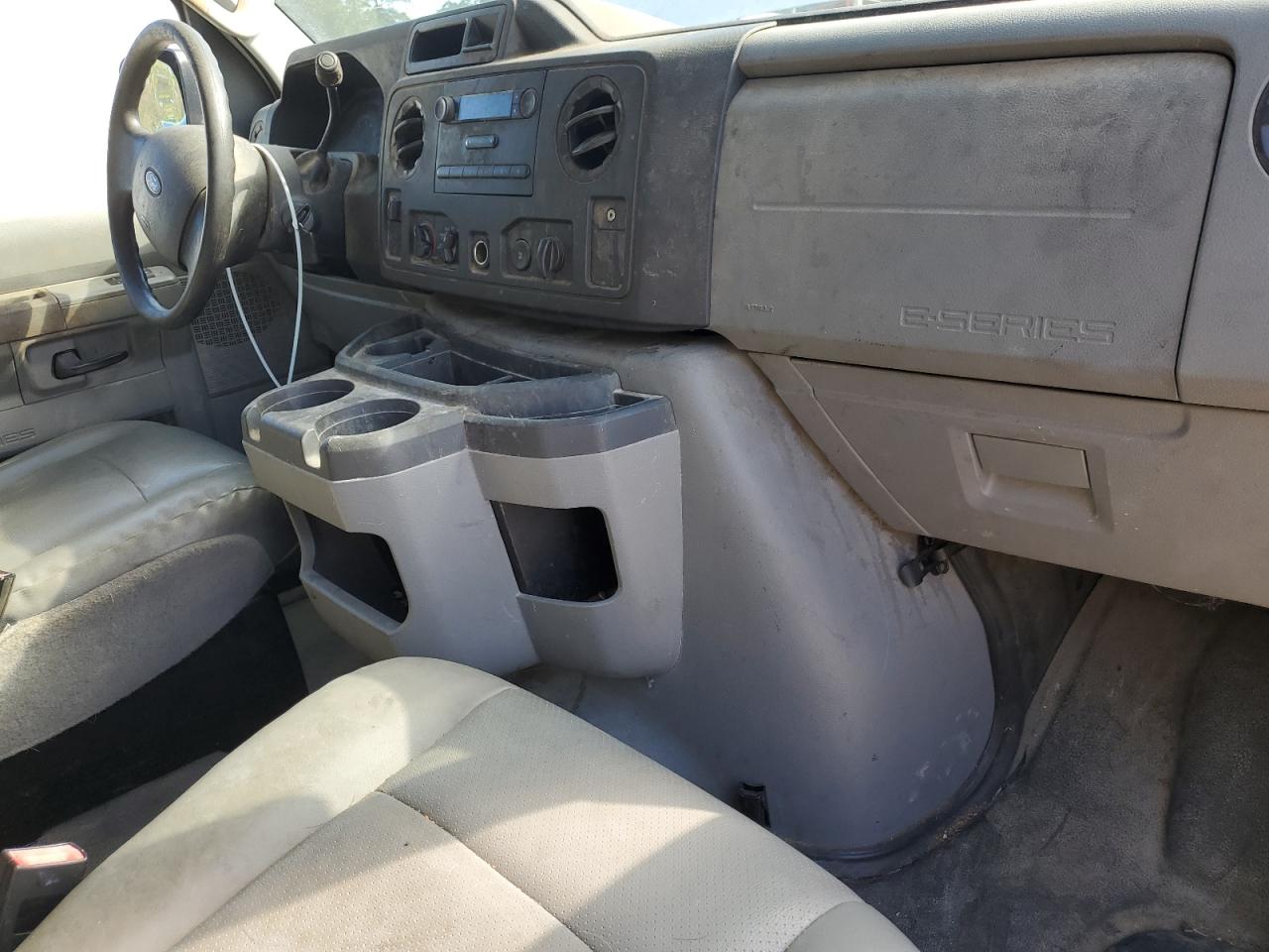 Ford Econoline E150 Van Image 4