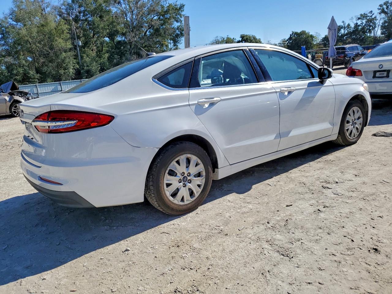 Ford Fusion S Image 3