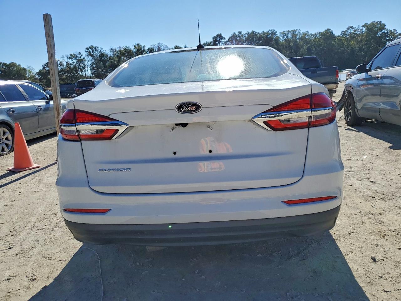 Ford Fusion S Image 2