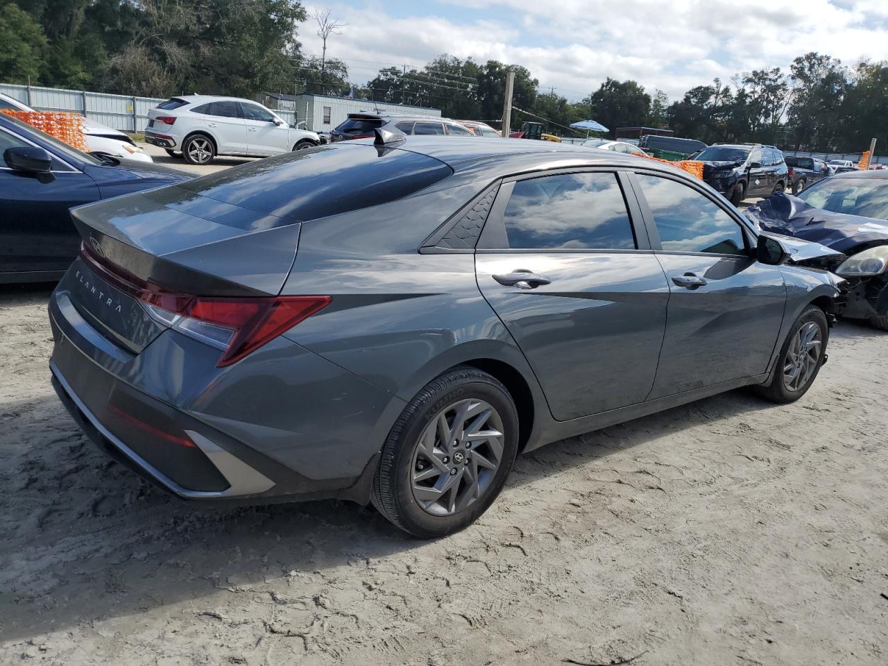 Hyundai ELANTRA Sel Image 10