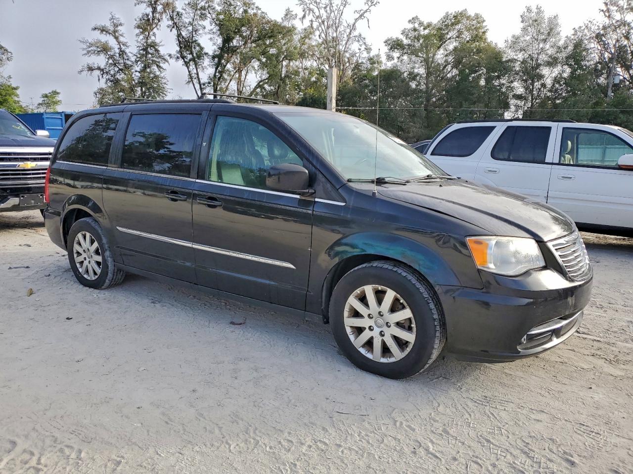 Chrysler Minivan Touring Image 3