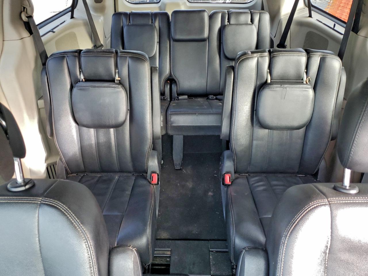 Chrysler Minivan Touring Image 12