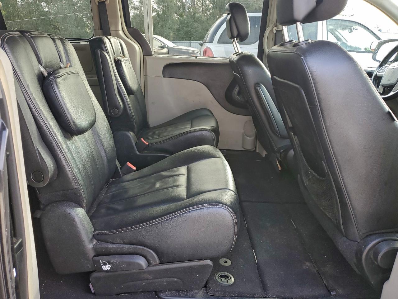 Chrysler Minivan Touring Image 10