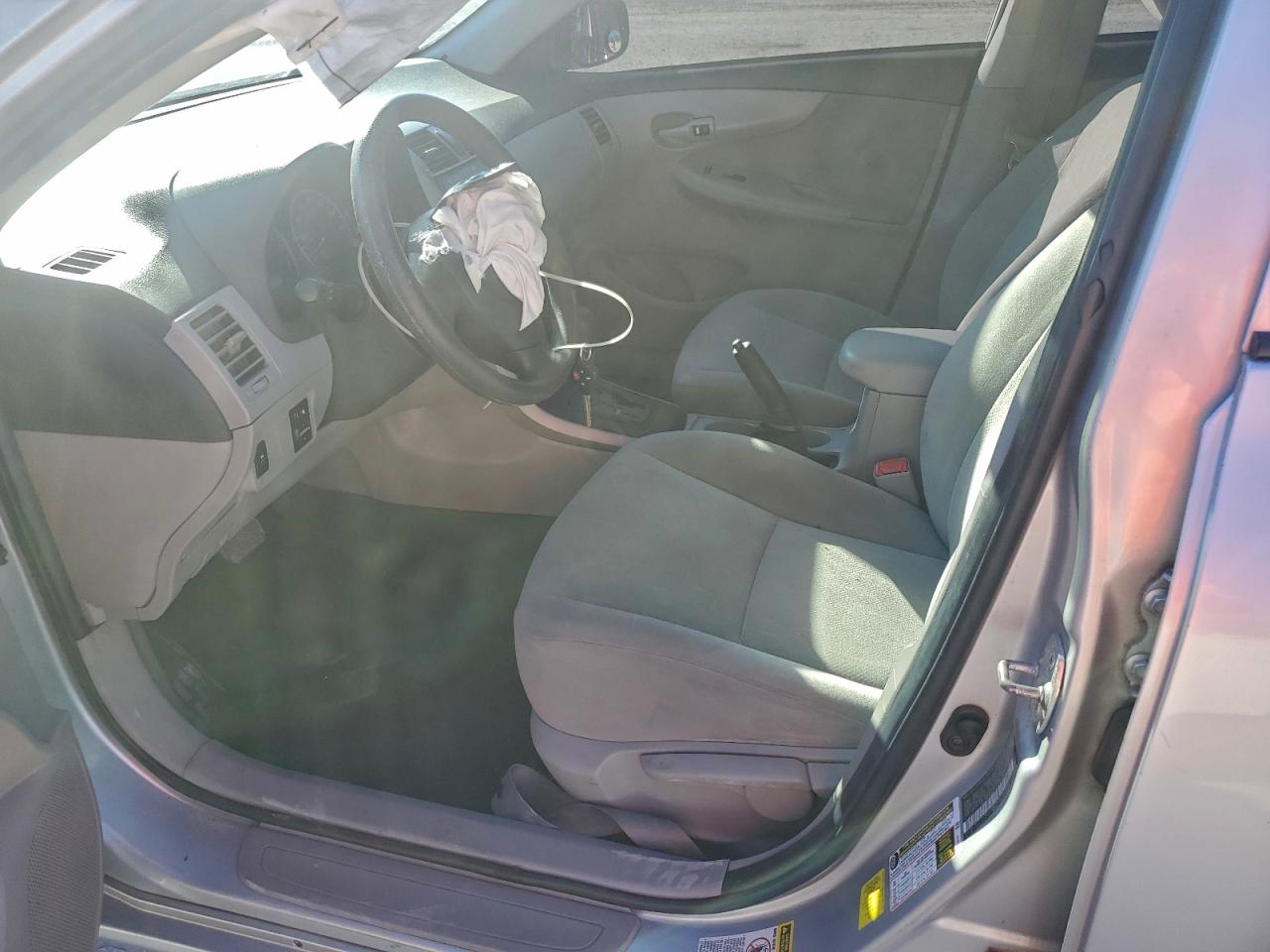 Toyota Corolla Base Image 8