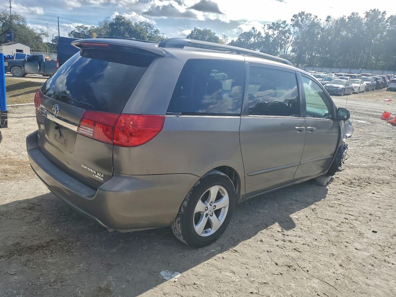 Toyota Sienna Ce Image 4