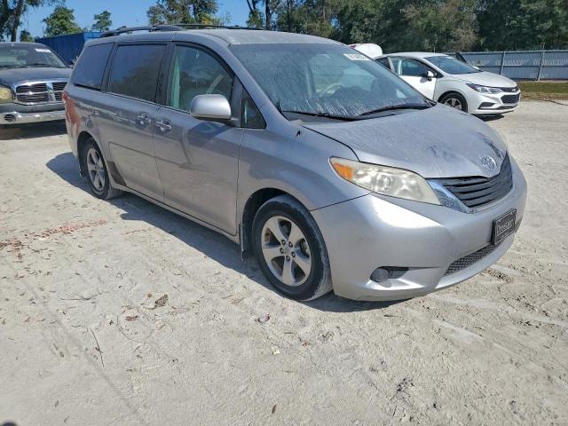 Toyota Sienna Le Image 2