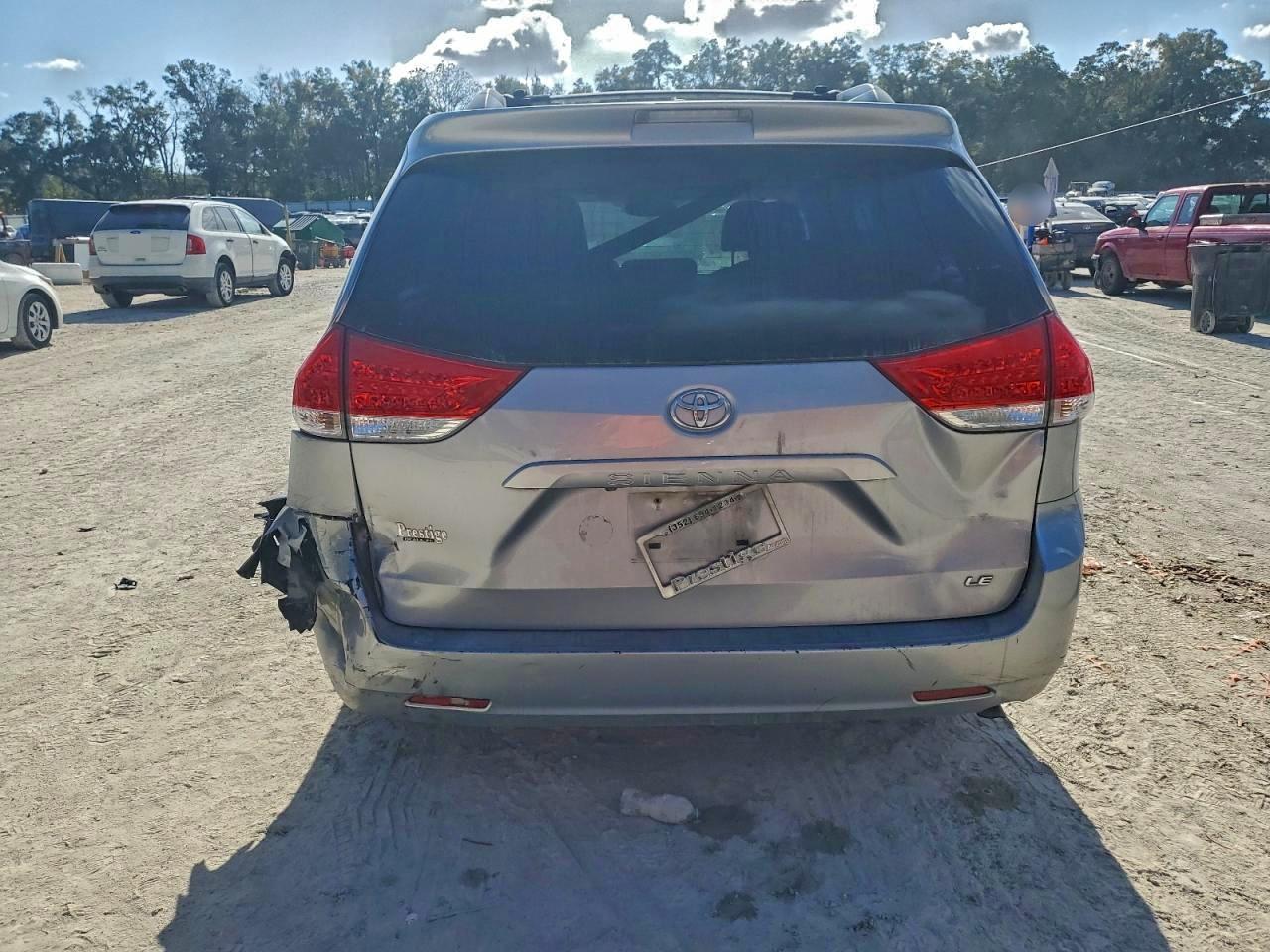 Toyota Sienna Le Image 9