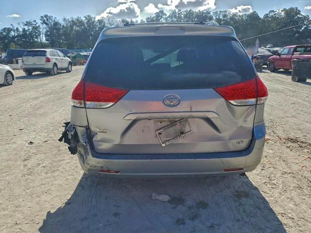 Toyota Sienna Le Image 9