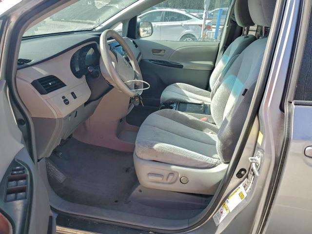 Toyota Sienna Le Image 7
