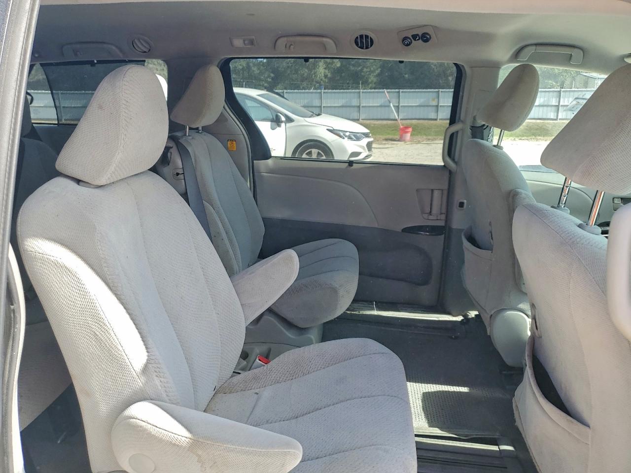 Toyota Sienna Le Image 3