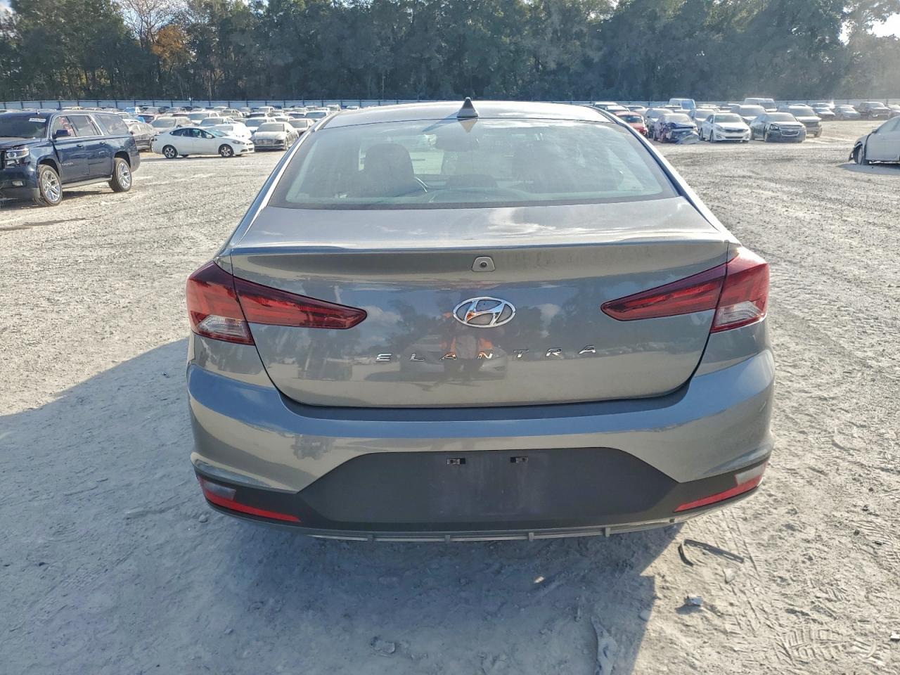 Hyundai ELANTRA Sel Image 12