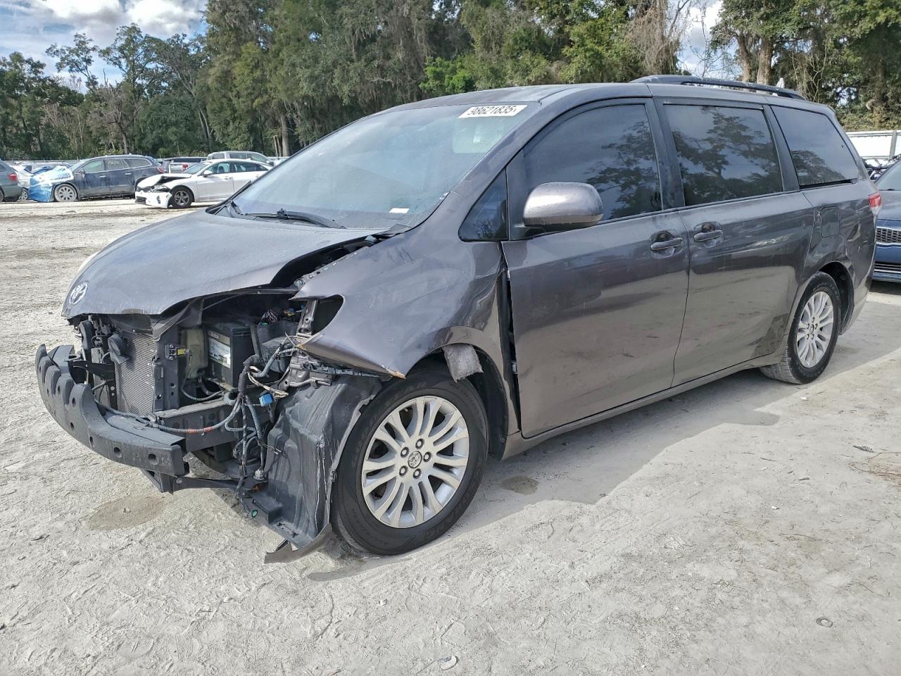 Toyota Sienna Xle Image 1