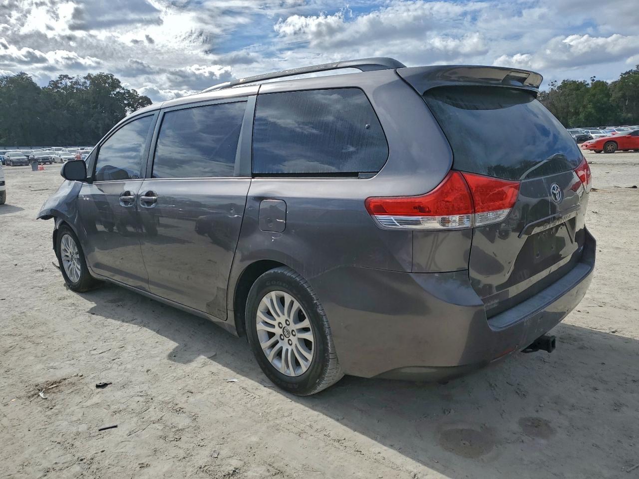 Toyota Sienna Xle Image 4