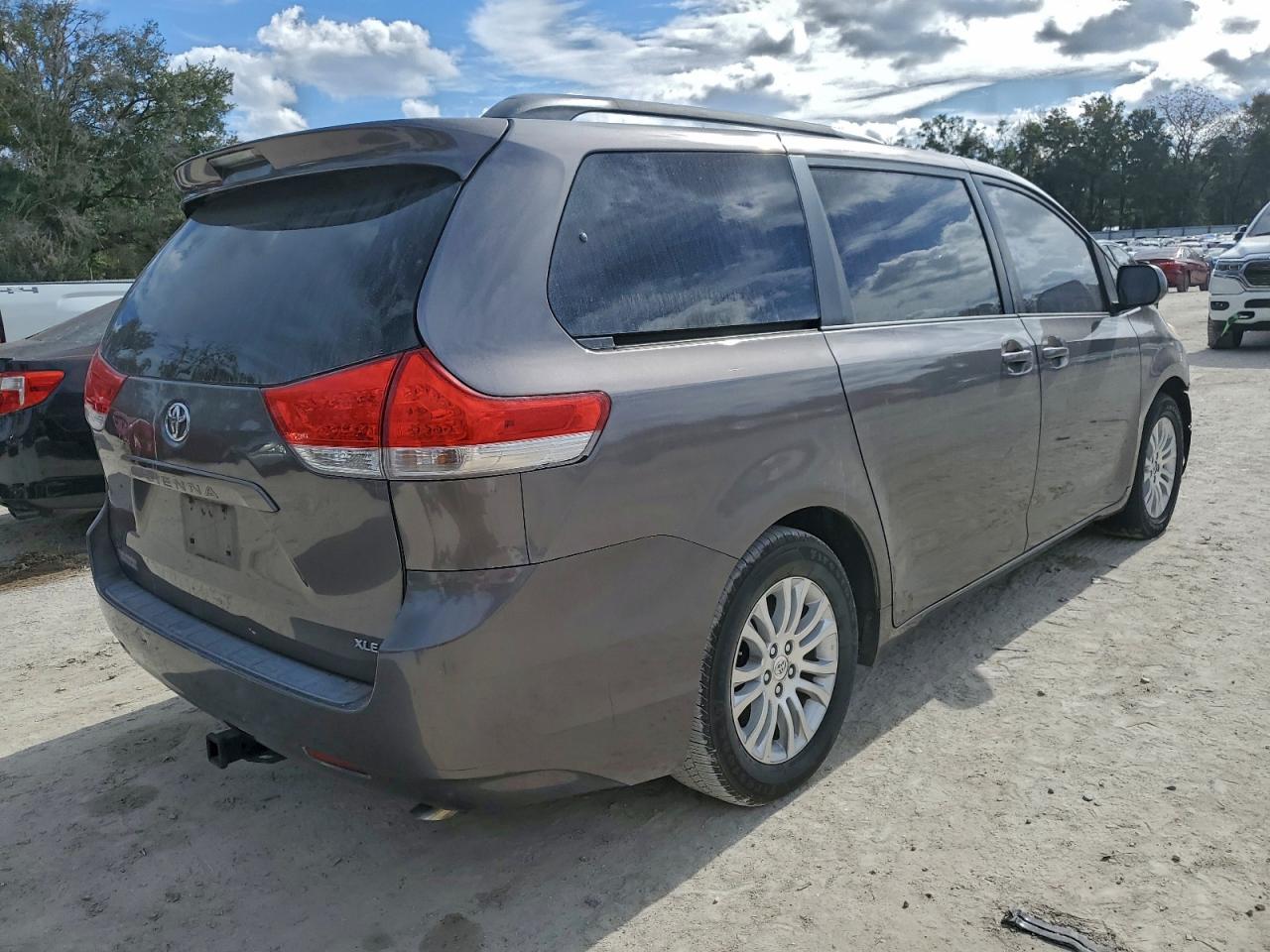 Toyota Sienna Xle Image 6