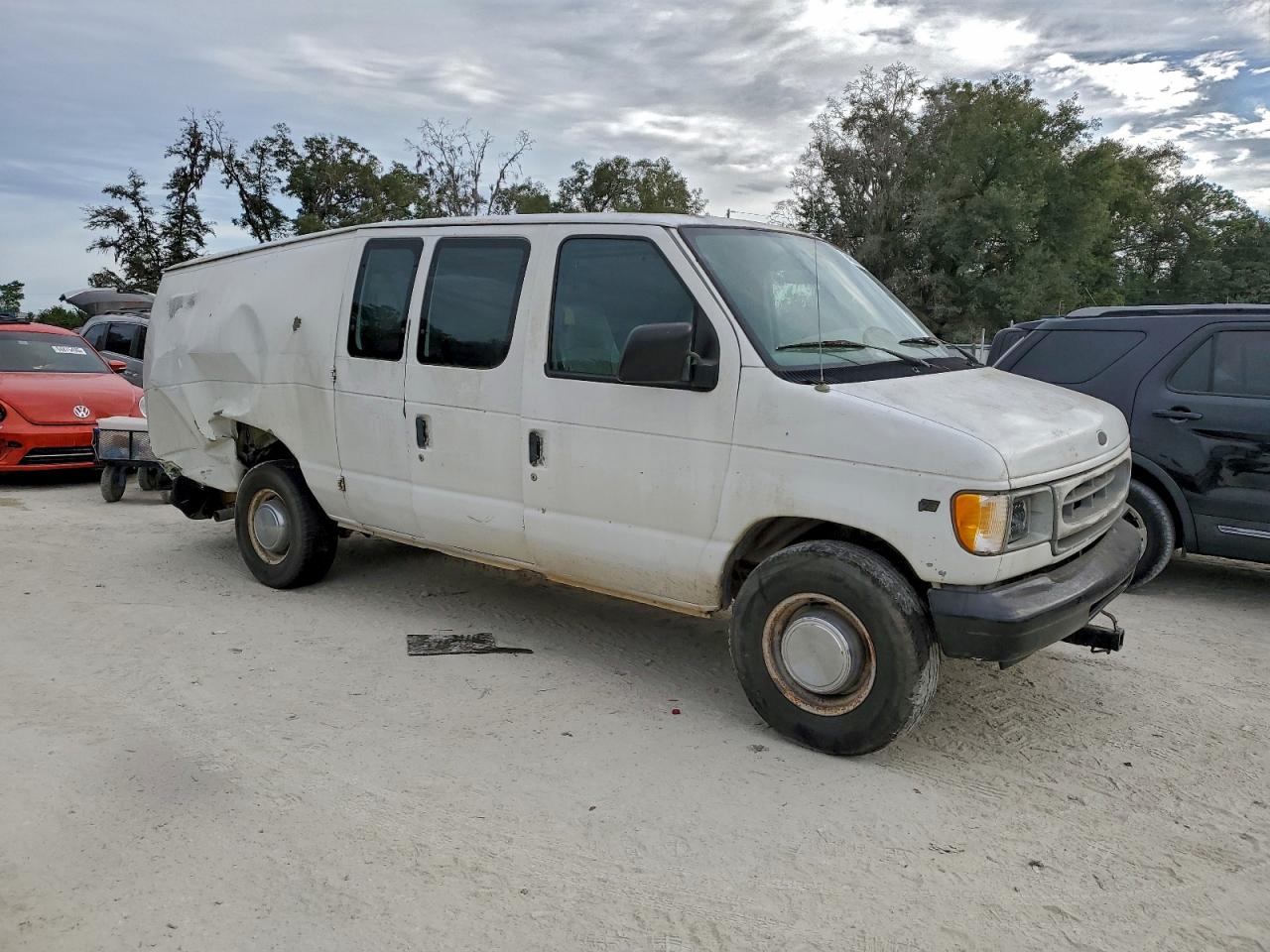 Ford Econoline E250 Van Image 3