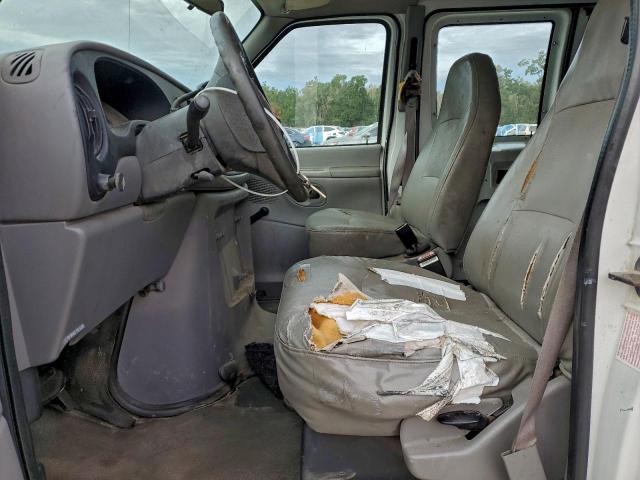 Ford Econoline E250 Van Image 4