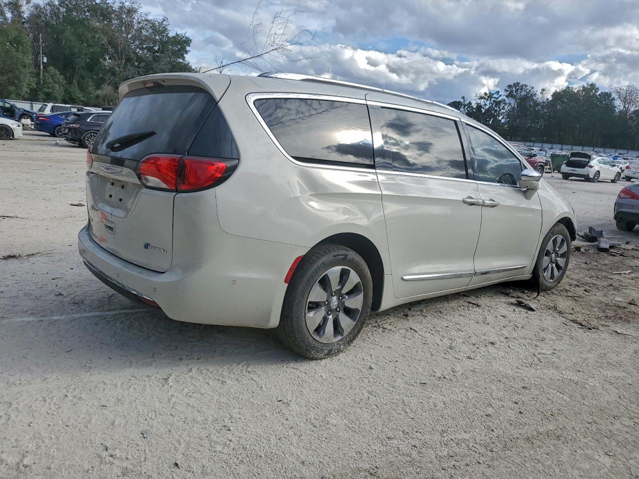 Chrysler Pacifica Hybrid Limited Image 8