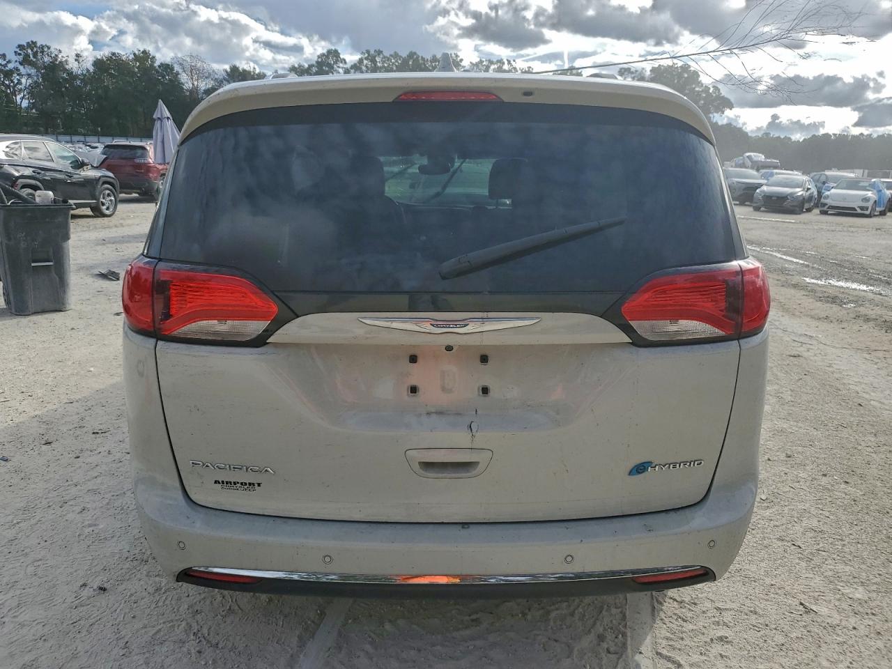 Chrysler Pacifica Hybrid Limited Image 3