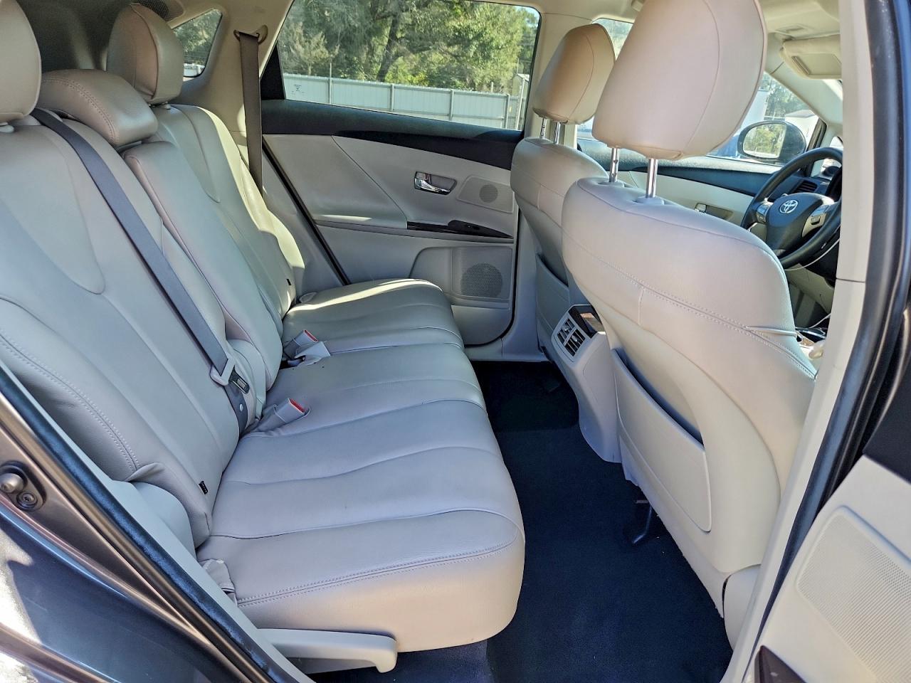 Toyota Venza Image 10