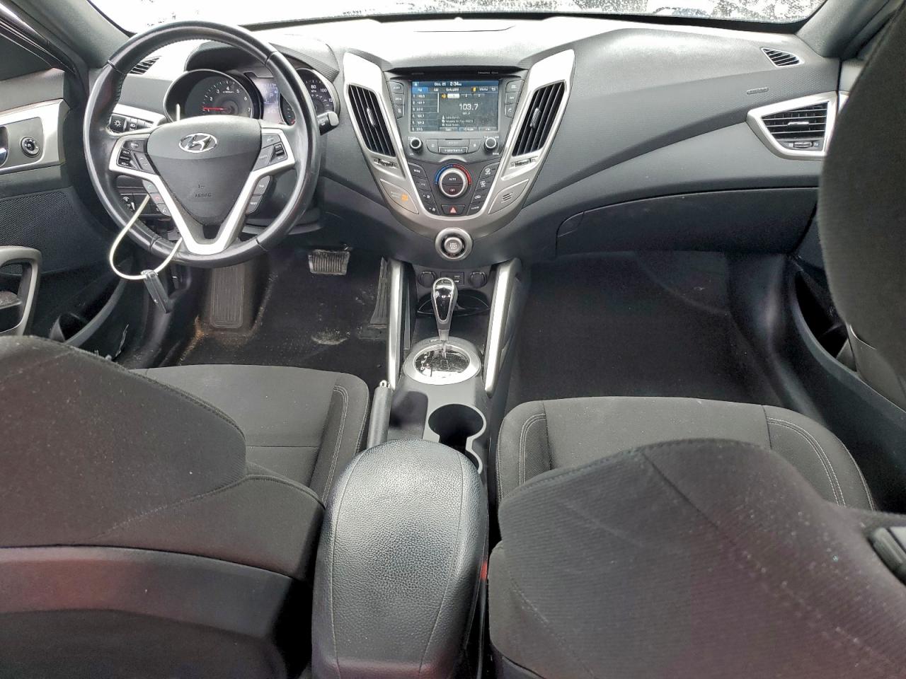 Hyundai VELOSTER Image 9