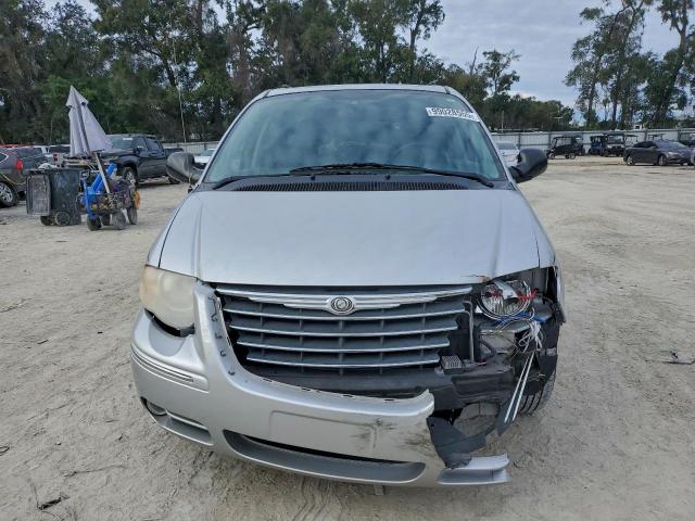 Chrysler Minivan Limited Image 11