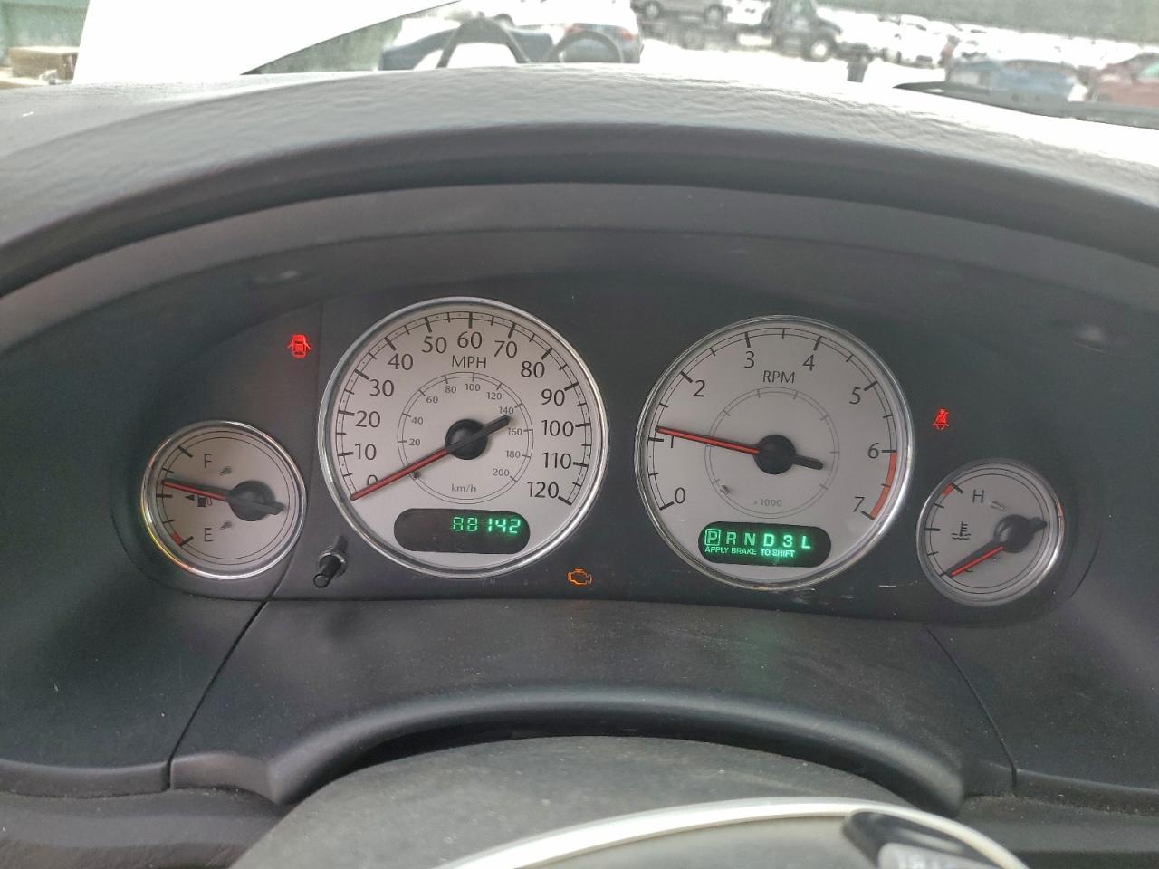 Chrysler Minivan Limited Image 8