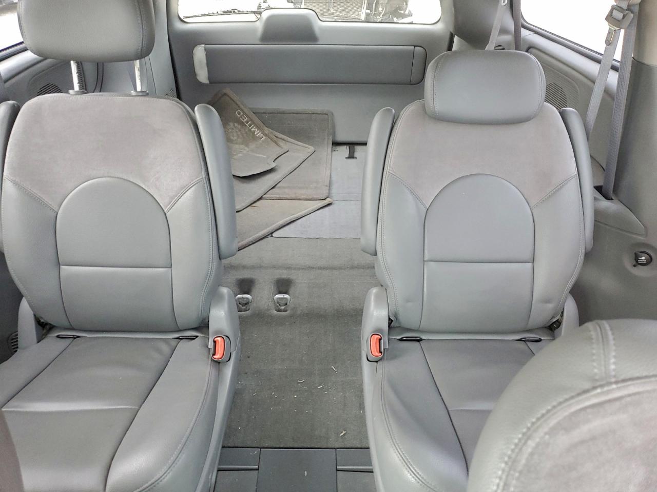 Chrysler Minivan Limited Image 13