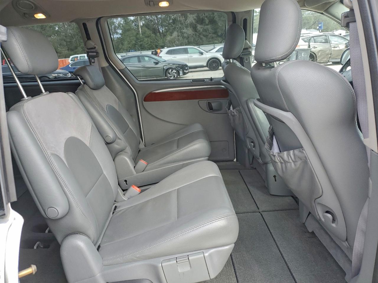 Chrysler Minivan Limited Image 10