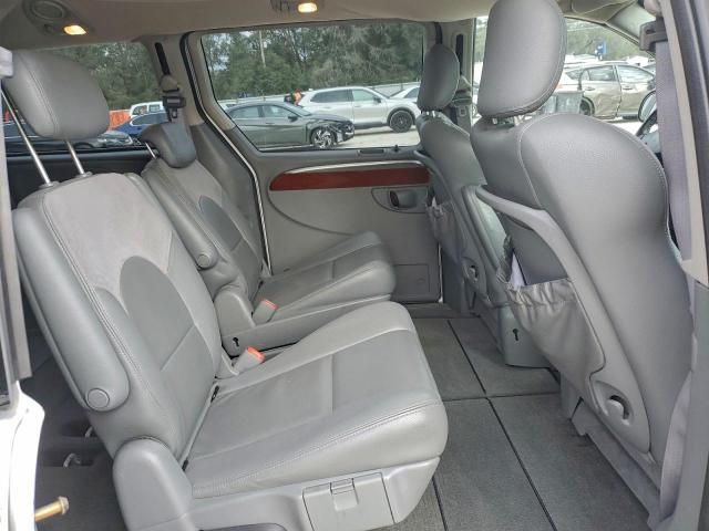 Chrysler Minivan Limited Image 10