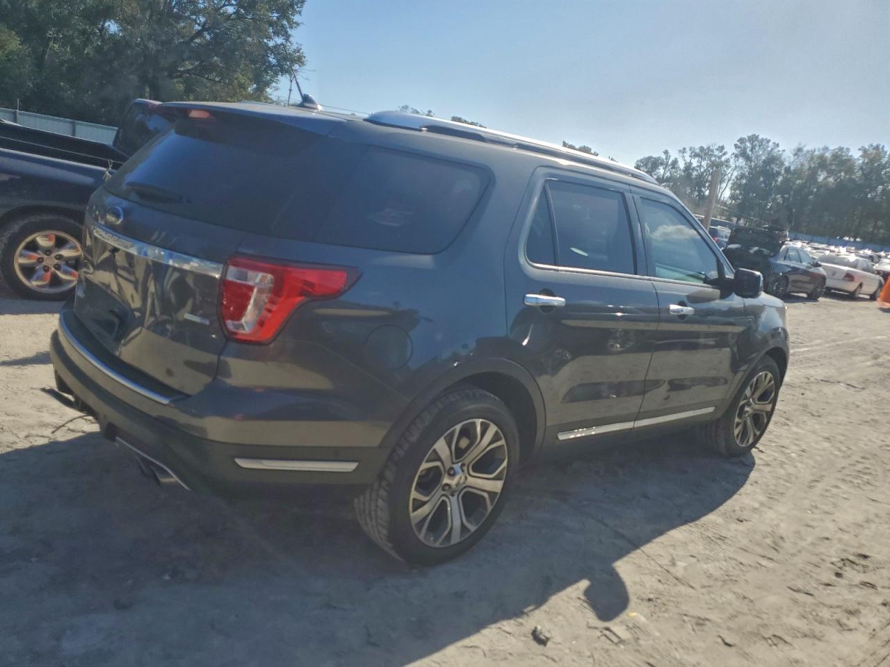 Ford Explorer Platinum Image 13