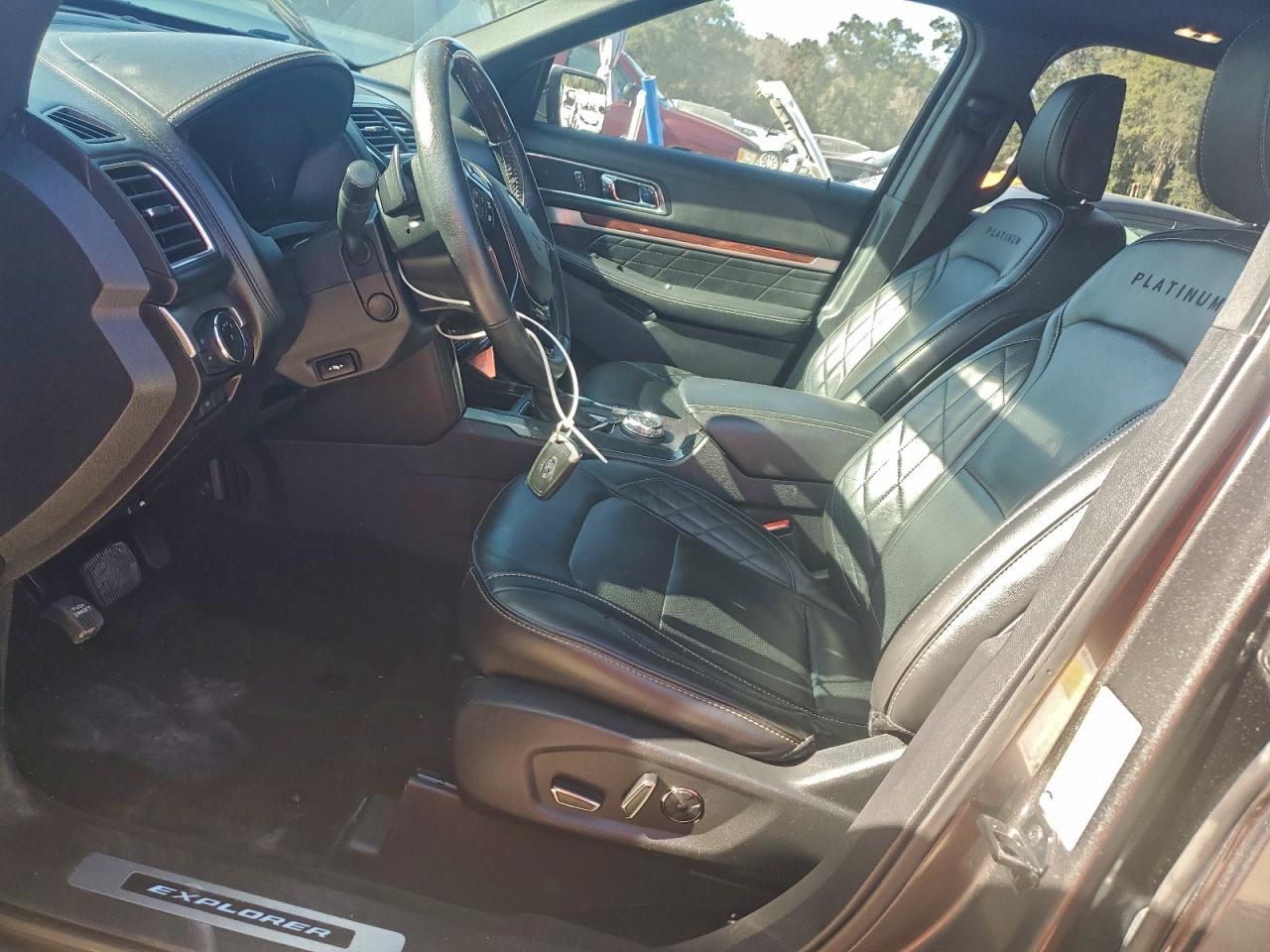 Ford Explorer Platinum Image 11