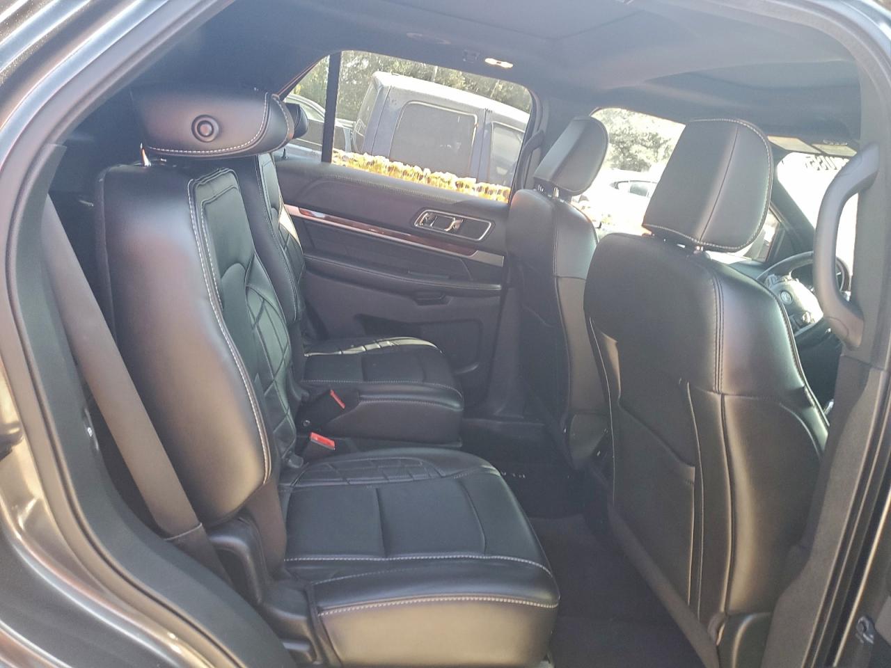 Ford Explorer Platinum Image 6