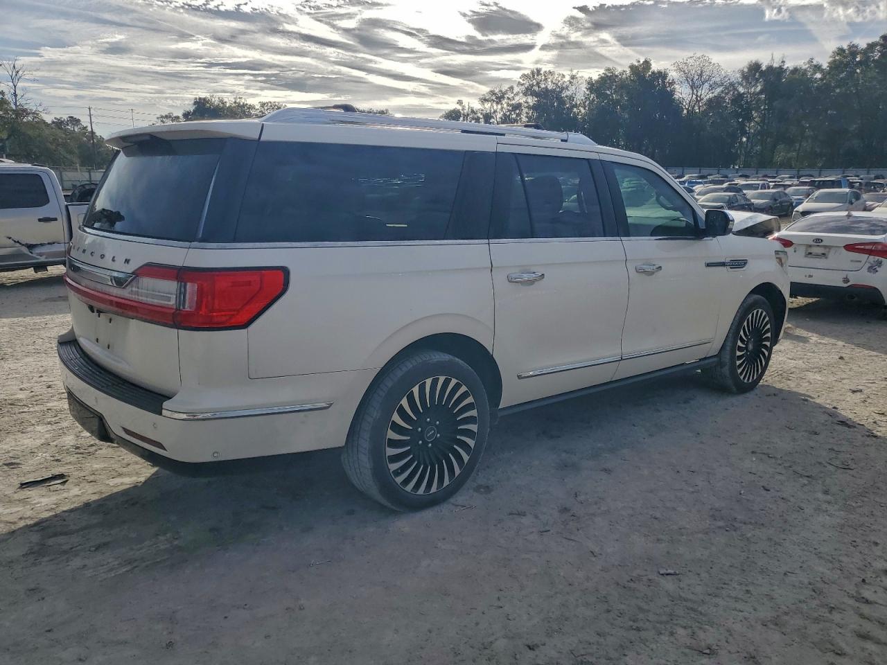 Lincoln Navigator L Black Label Image 6