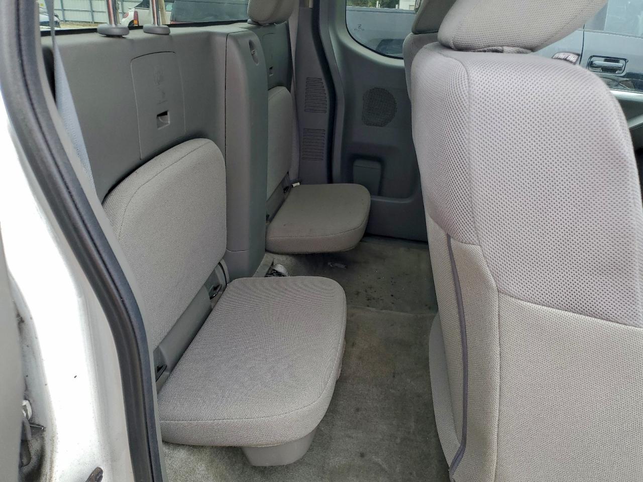 Nissan Frontier S Image 2