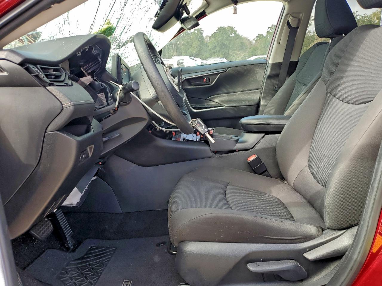 Toyota RAV4 Le Image 12