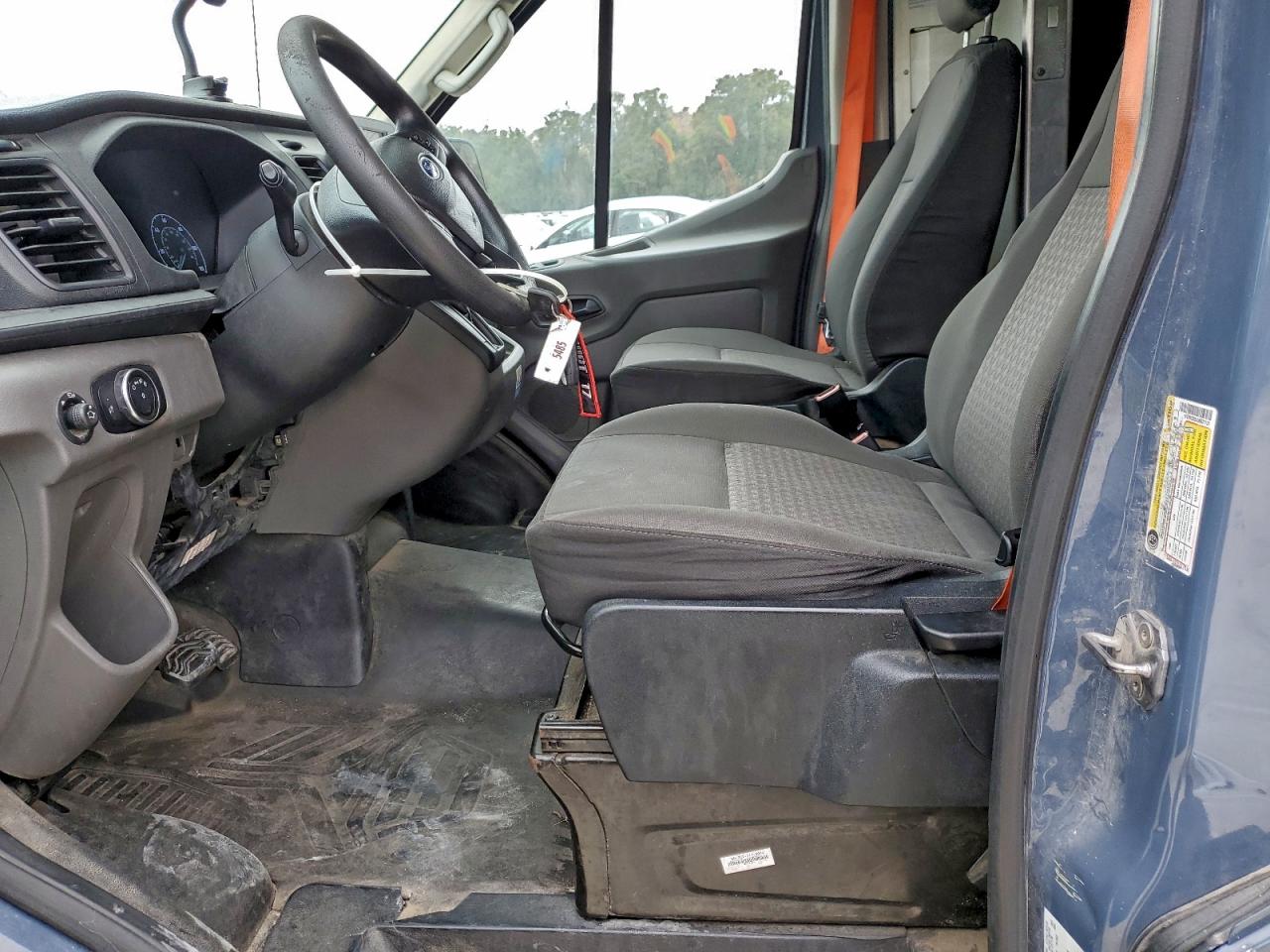 Ford Transit T-250 Image 6