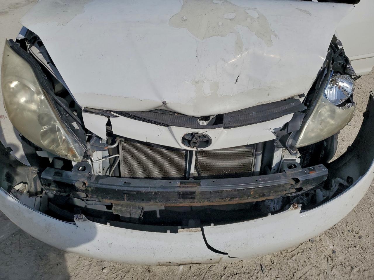 Toyota Sienna Ce Image 9