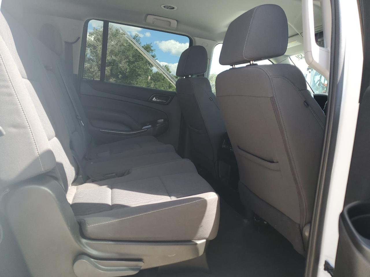 Chevrolet Suburban C1500 Ls Image 4