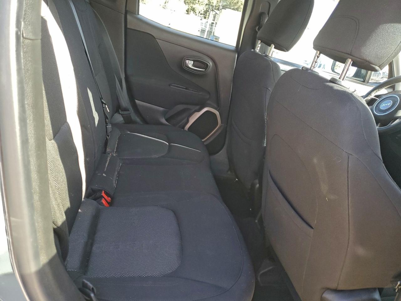 Jeep Renegade Latitude Image 2